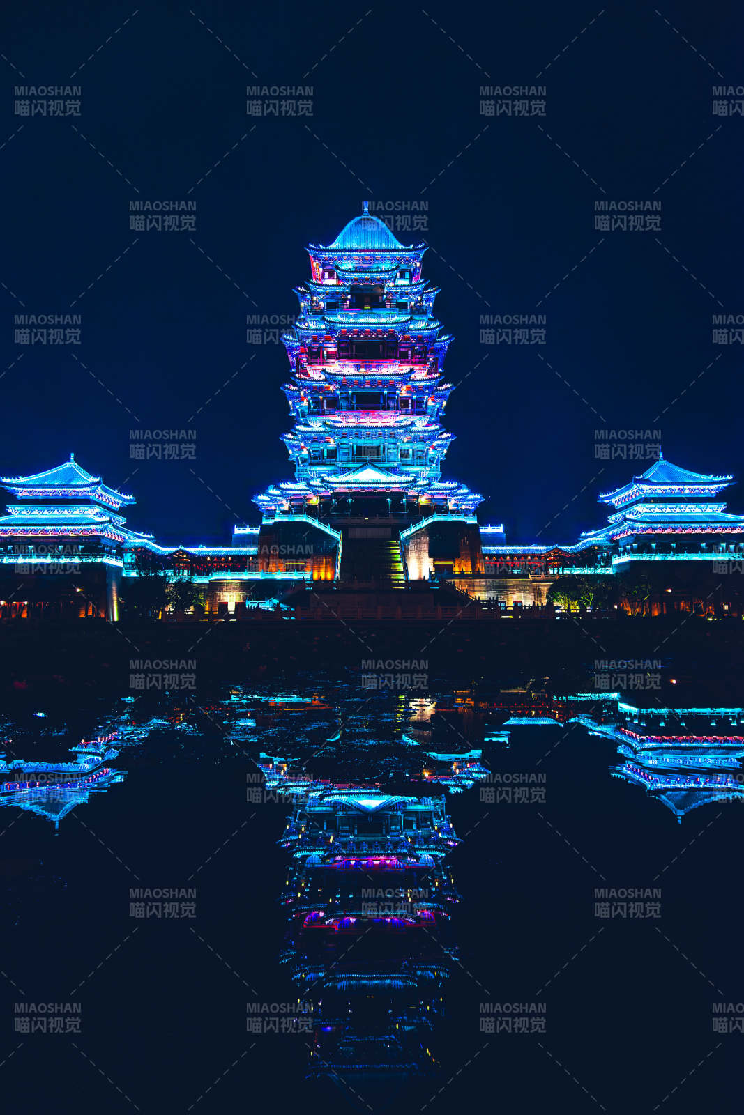 夜映古塔 彩灯倒影如梦图片