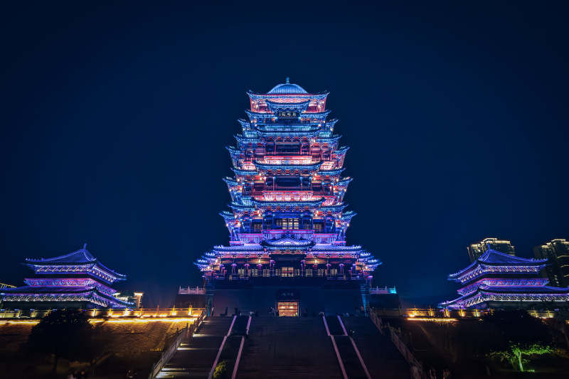 夜耀古塔 华灯璀璨图片
