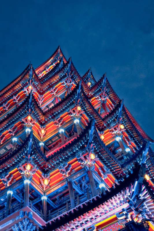 夜映古塔 灯火辉煌图片