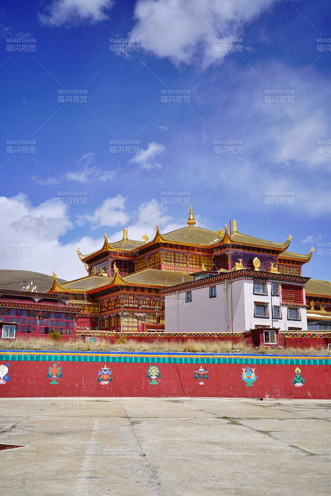 金顶红墙藏寺映蓝天。图片