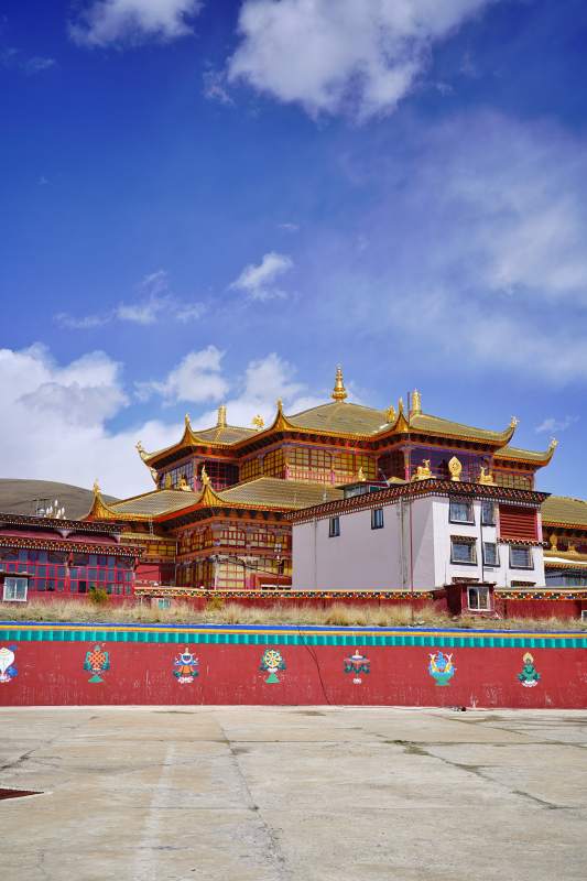 金顶红墙藏寺映蓝天。图片