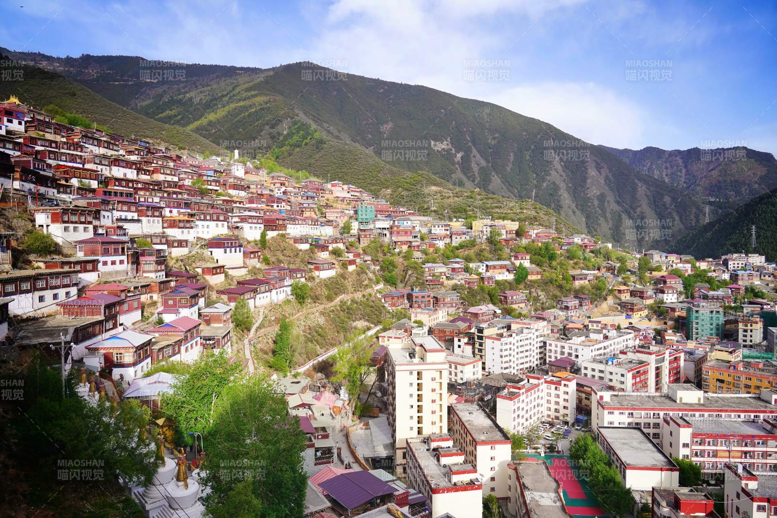 山城藏寨 依山而居。图片