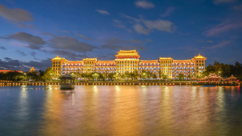 夜景辉煌 湖光映古建图片