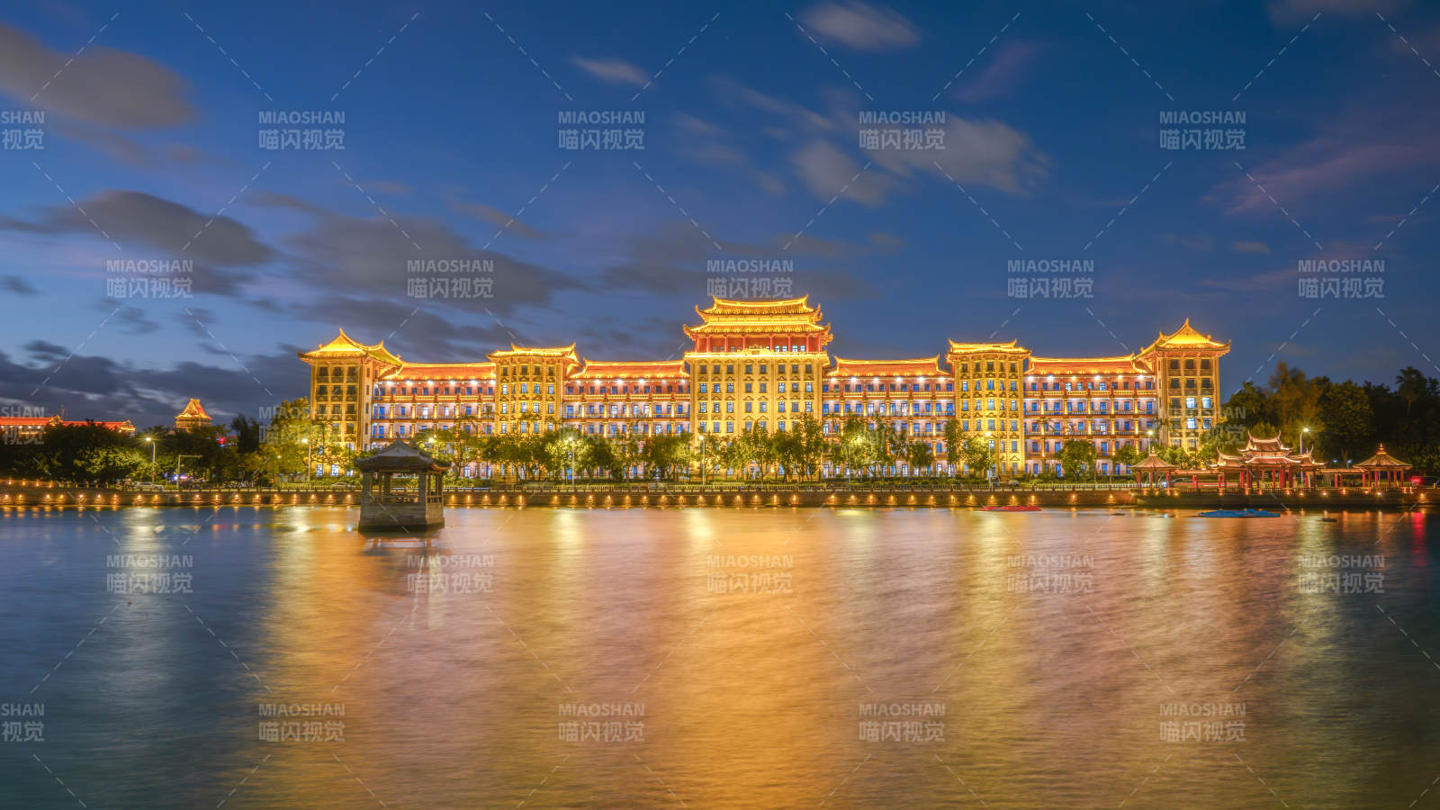 夜景辉煌 湖光映古建图片