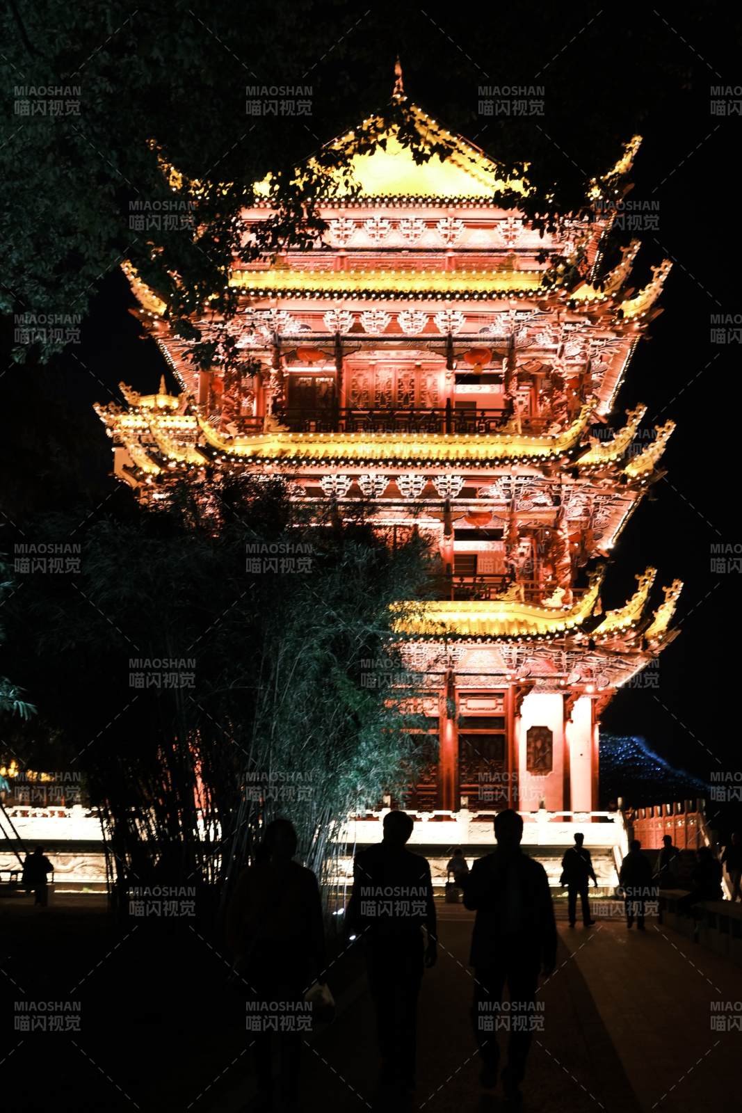 夜映古塔 流光溢彩图片
