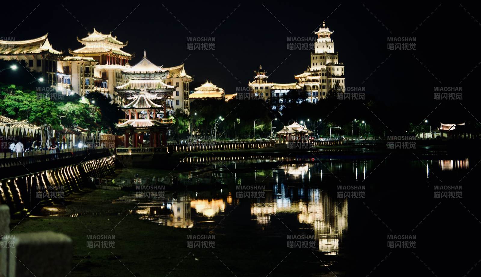 夜映古建 水光楼影共辉煌图片
