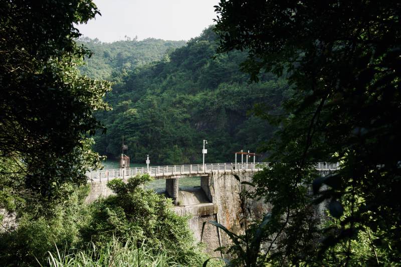 青山环抱古桥静图片