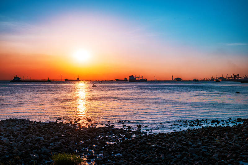 夕阳海港 金辉映水天图片