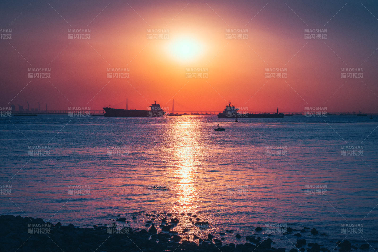 夕阳海港 巨轮剪影静泊图片