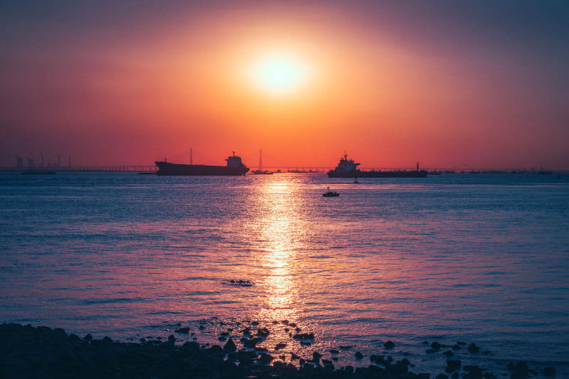夕阳海港 巨轮剪影静泊图片