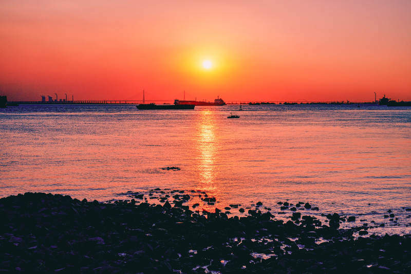 夕阳染红海 船影静如画图片