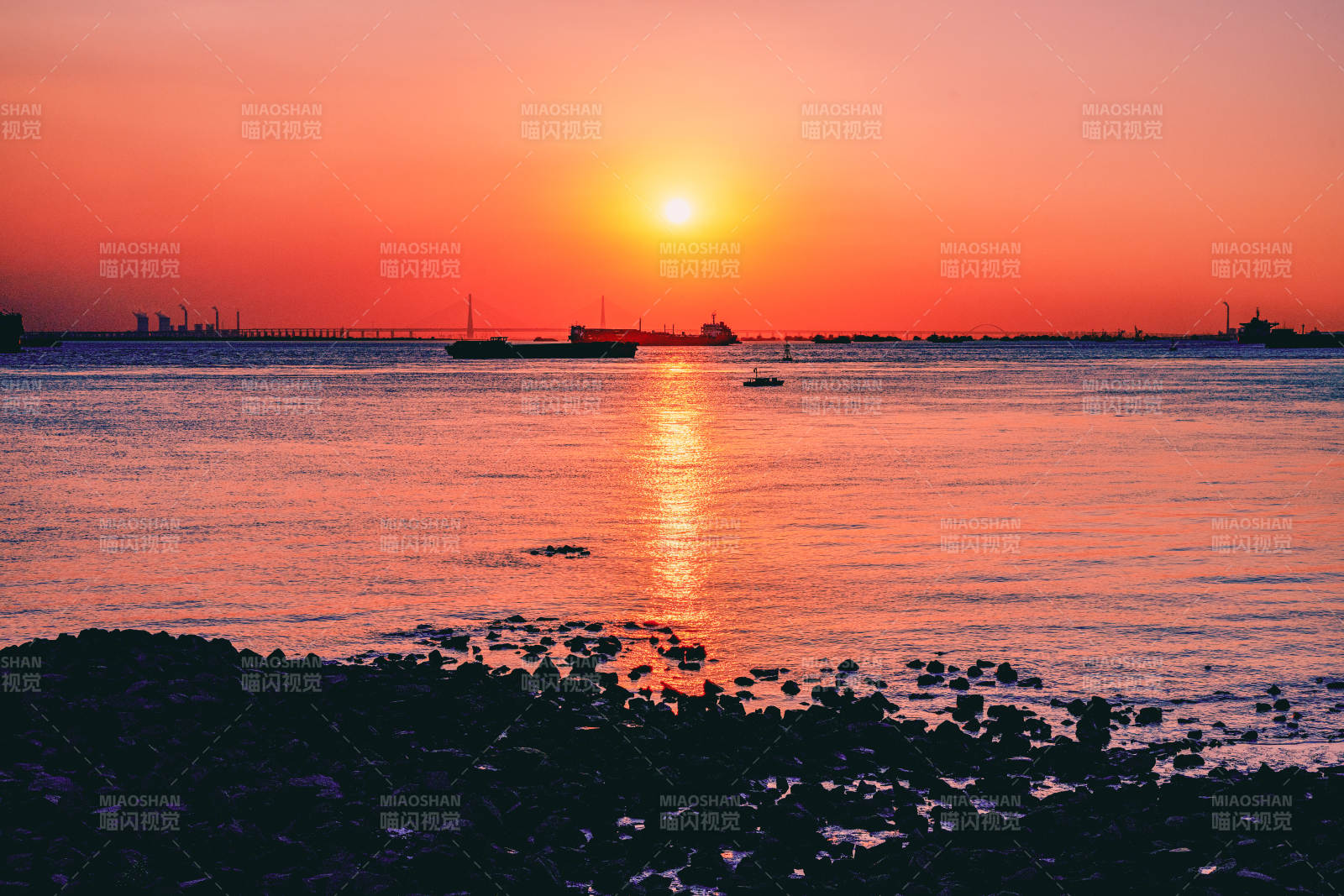 夕阳染红海 船影静如画图片