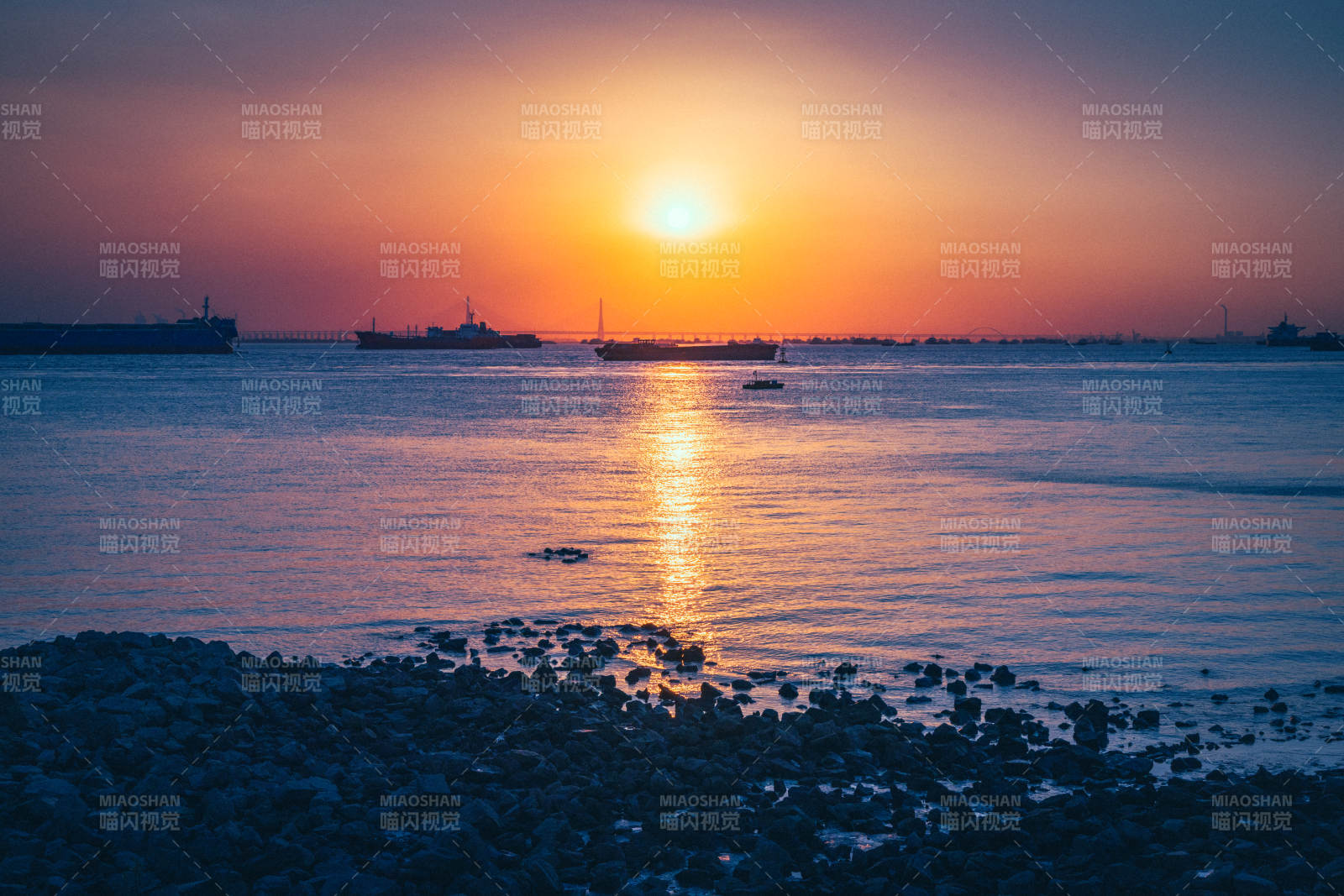 夕阳映海 船影静泊图片