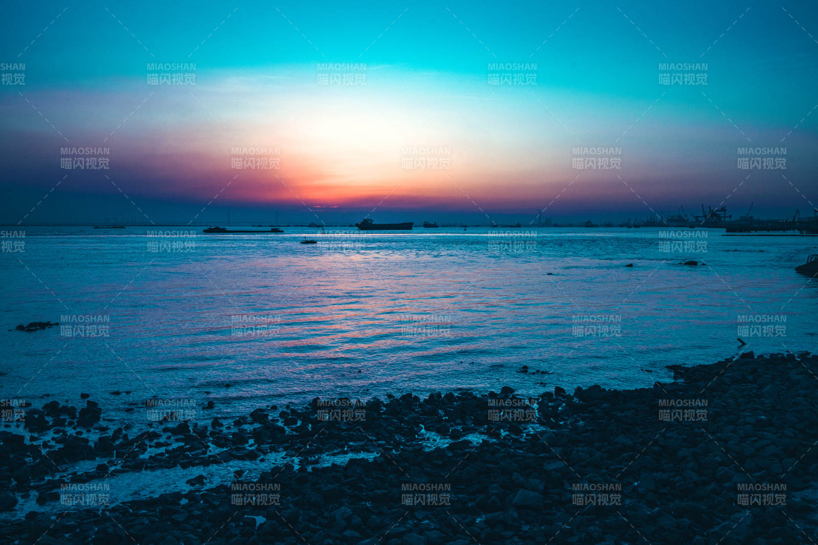 暮色海景 霞光映水静如诗图片