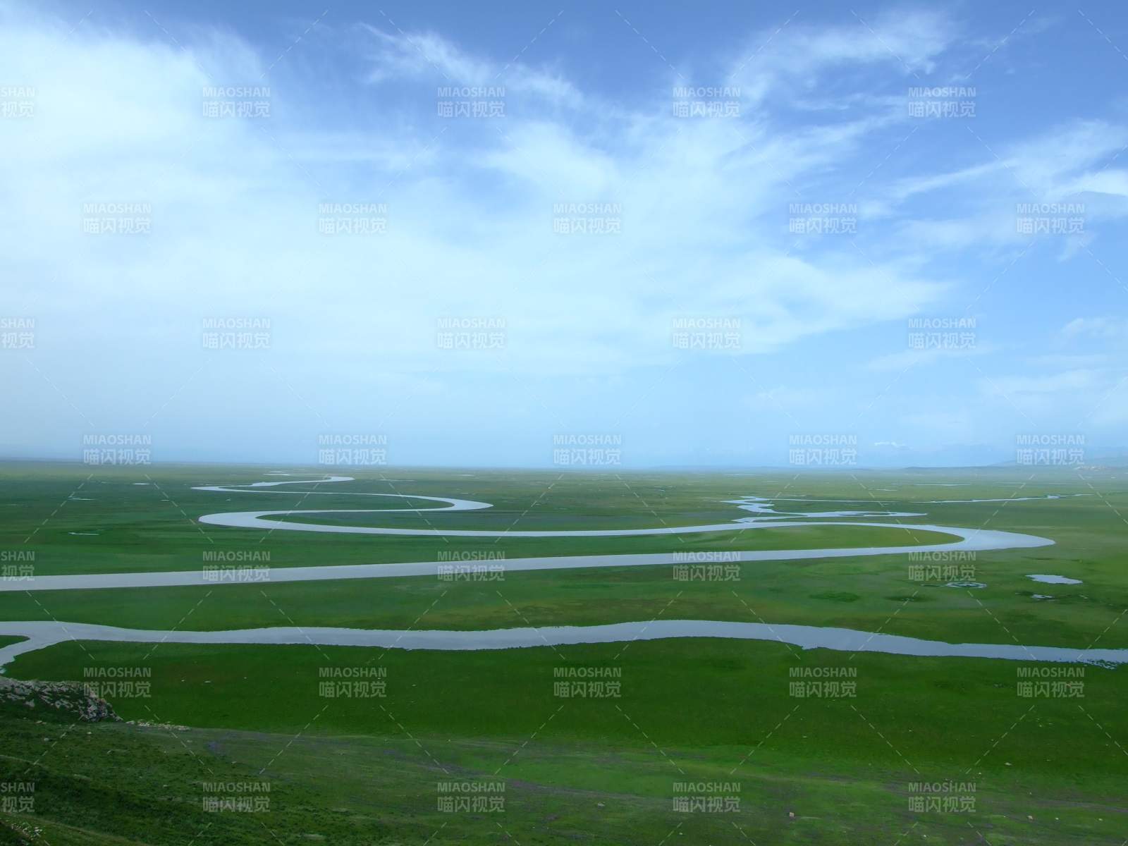 草原蜿蜒河 碧空云影悠图片