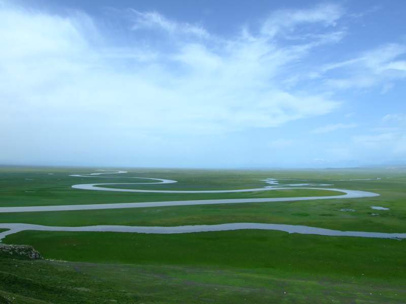 草原蜿蜒河 碧空云影悠图片