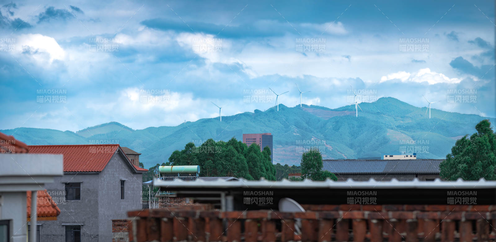 山间风车映云霞图片