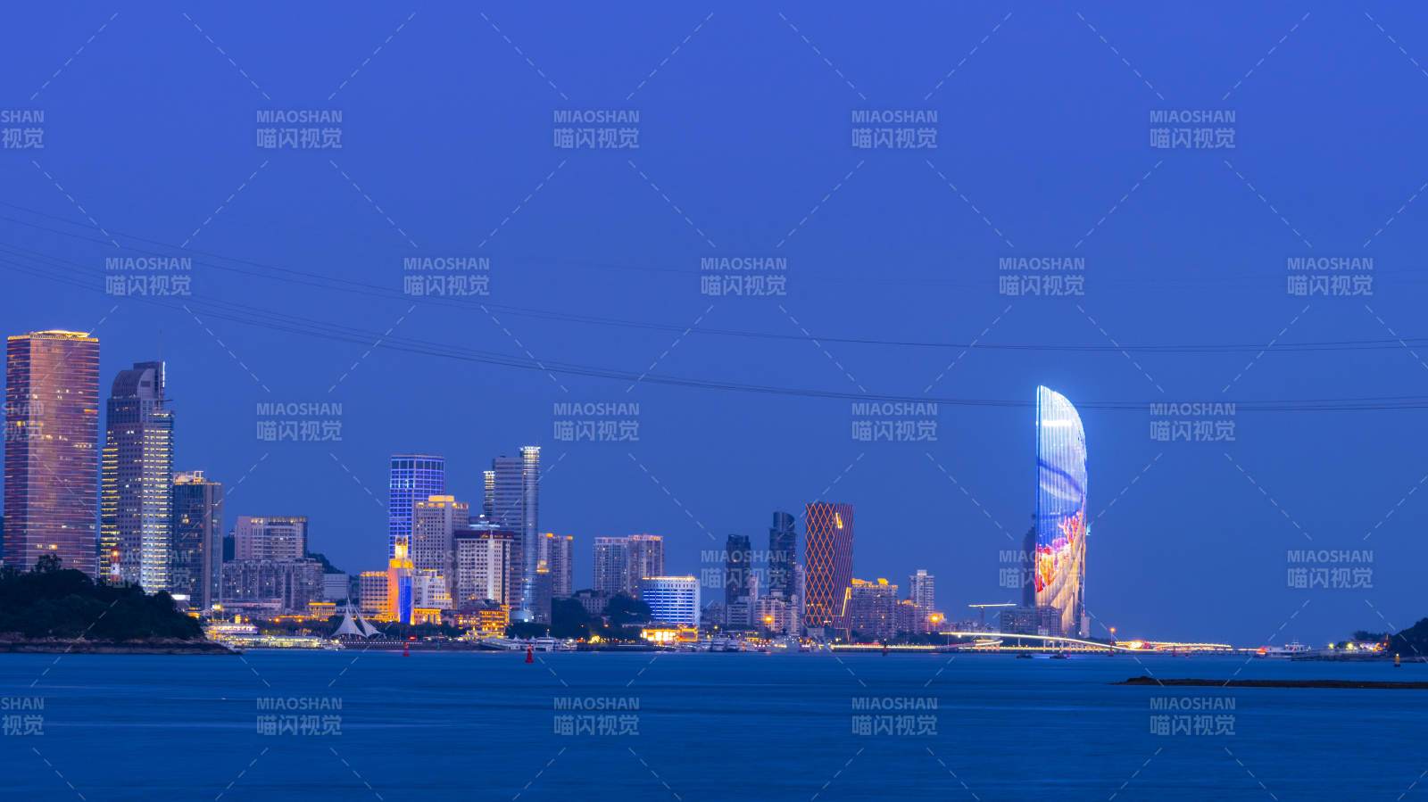 厦门夜景 双子塔璀璨夺目图片