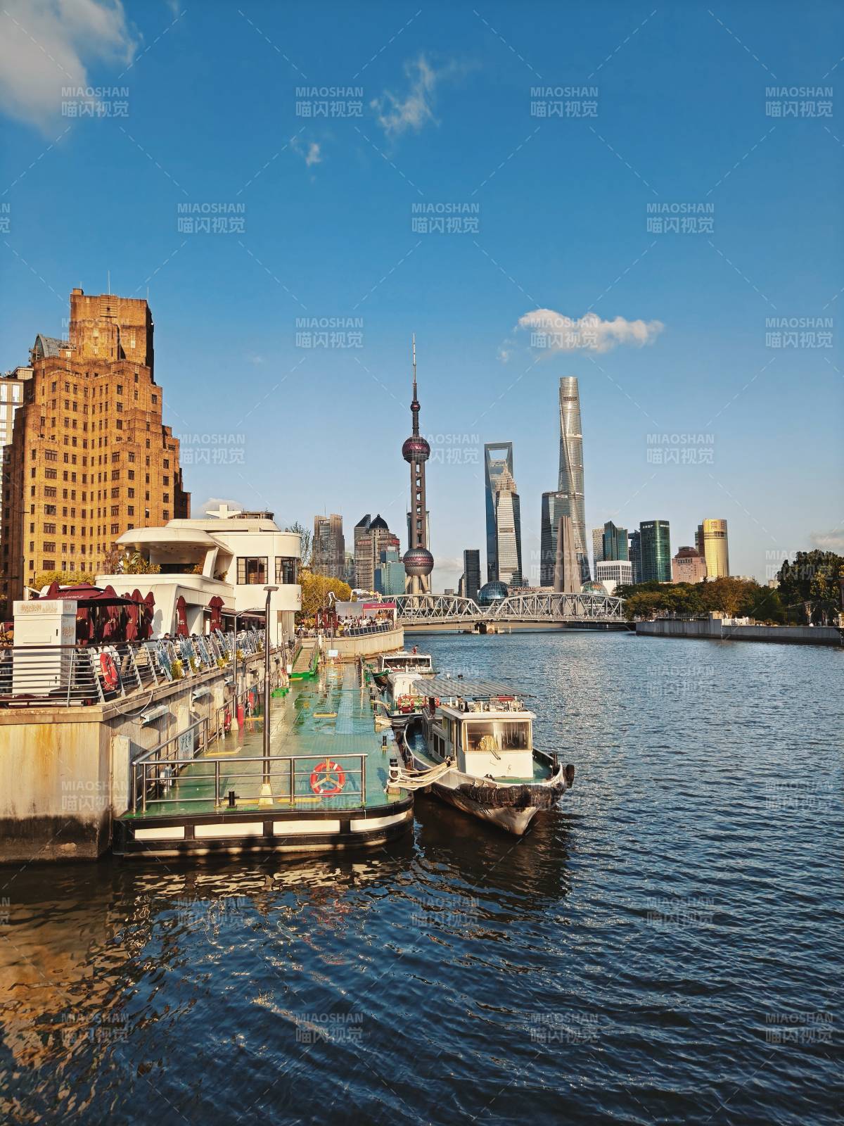上海外滩晨光映浦江图片
