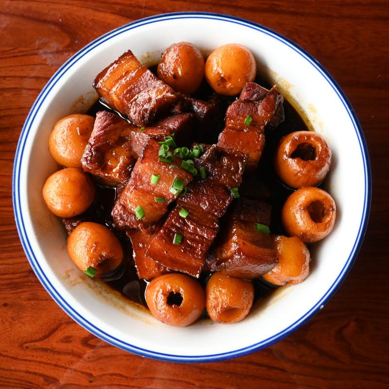 红烧肉配鹌鹑蛋 香浓诱人图片