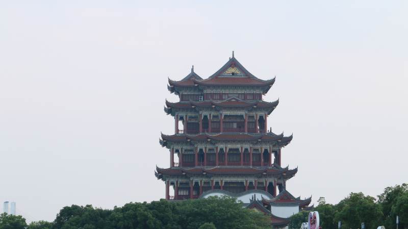 古塔凌云 飞檐翘角映天光图片
