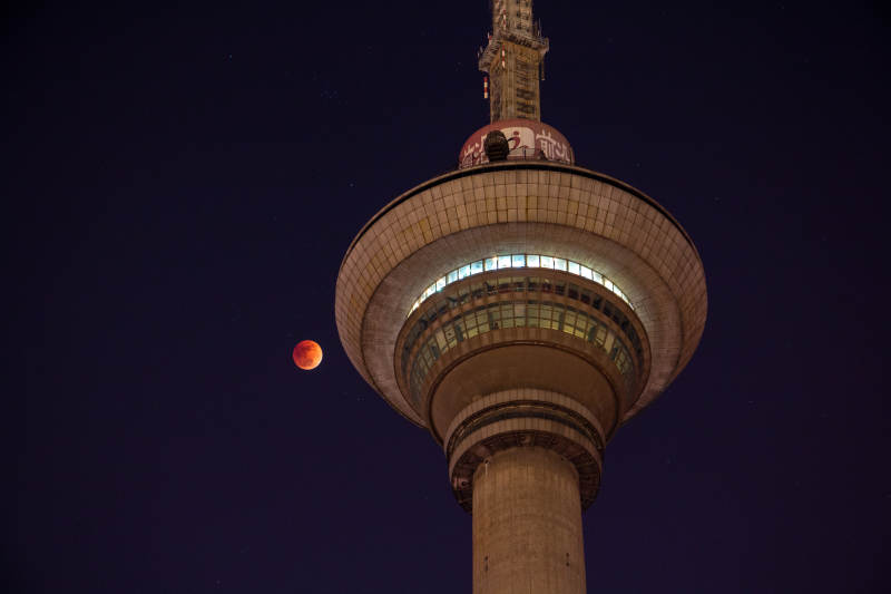 月掩柏林电视塔夜景图片