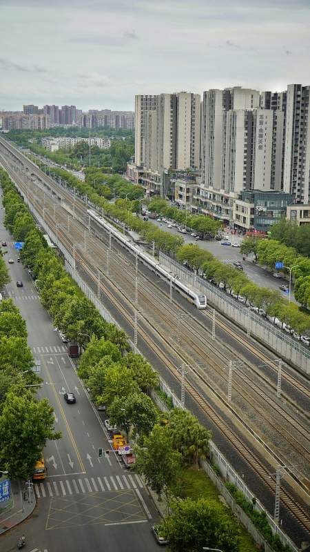 城市高铁穿楼而过图片