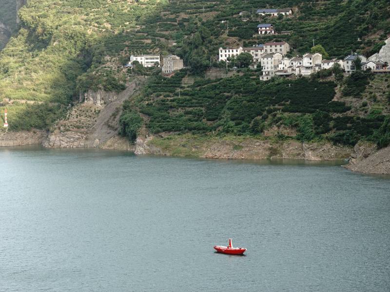 湖上红船映青山白屋图片