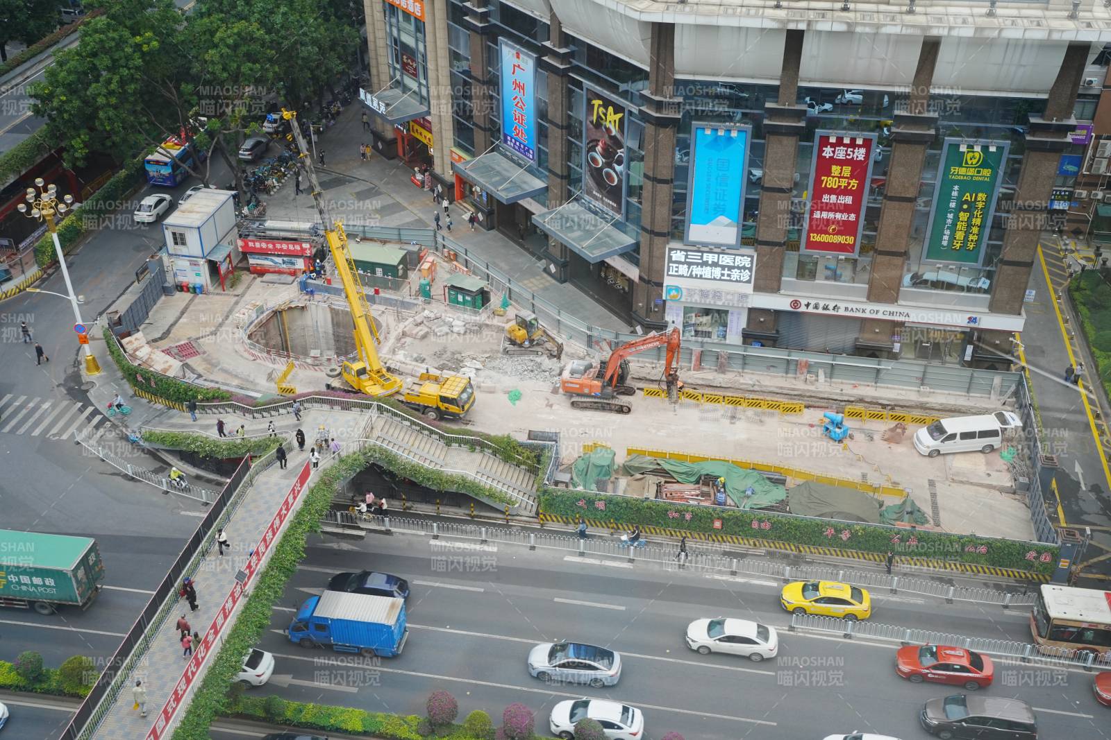 城市街角施工忙 车流穿梭旁图片