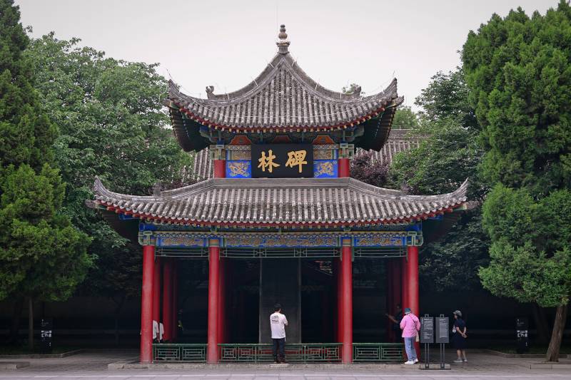 陕西西安碑林古亭 红柱绿檐映翠林图片