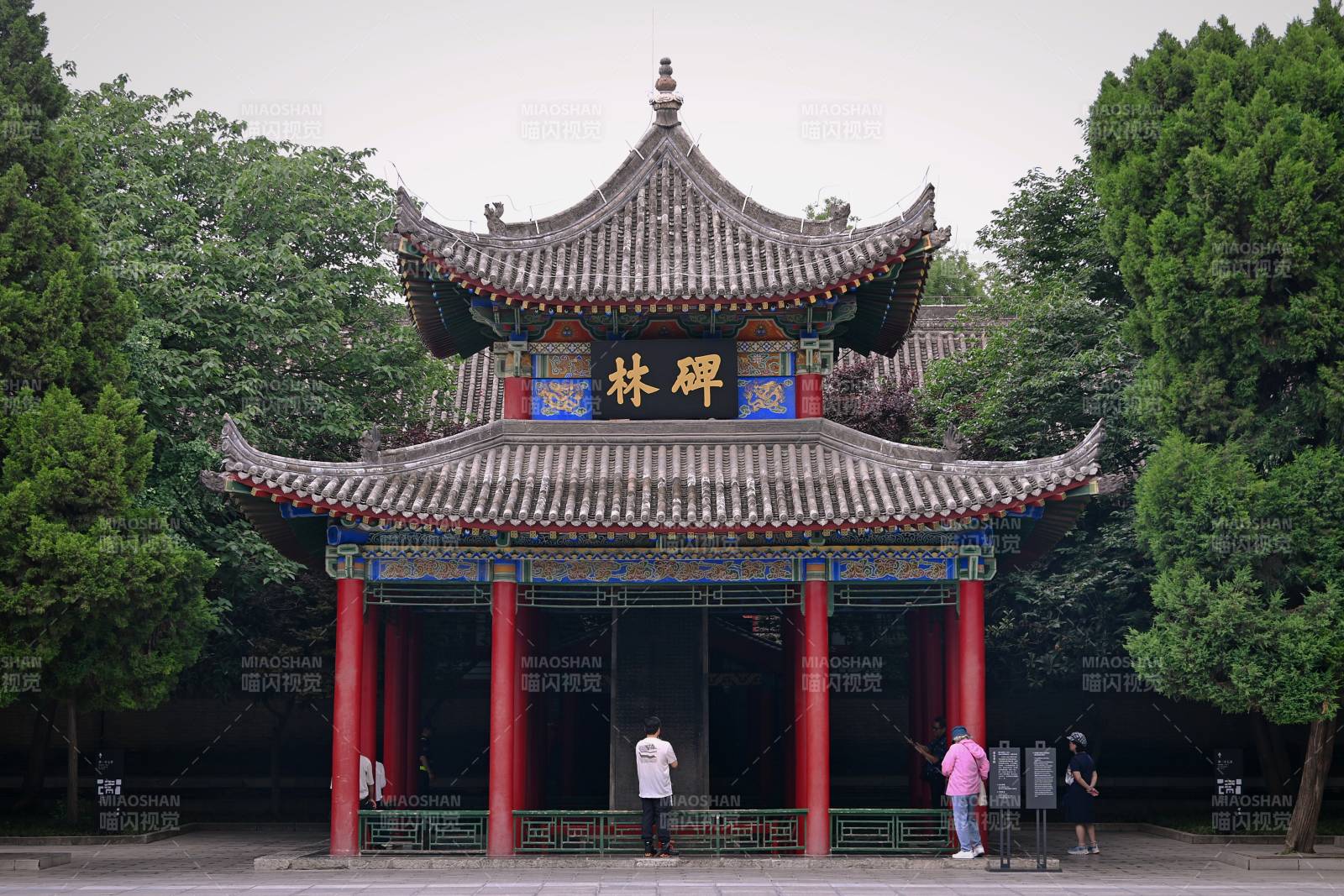 陕西西安碑林古亭 红柱绿檐映翠林图片