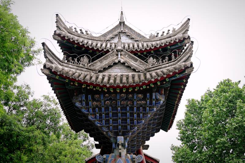 陕西西安碑林景区古建筑飞檐映绿树图片