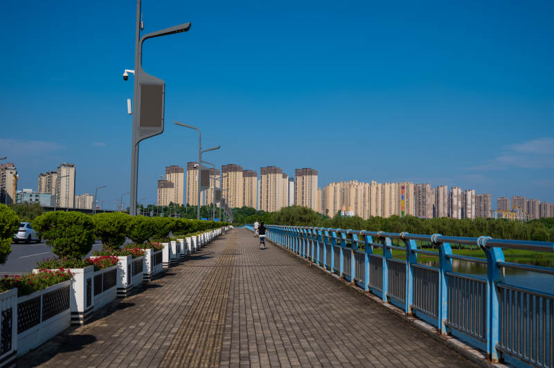 蓝天下的城市步道桥-大冶市图片