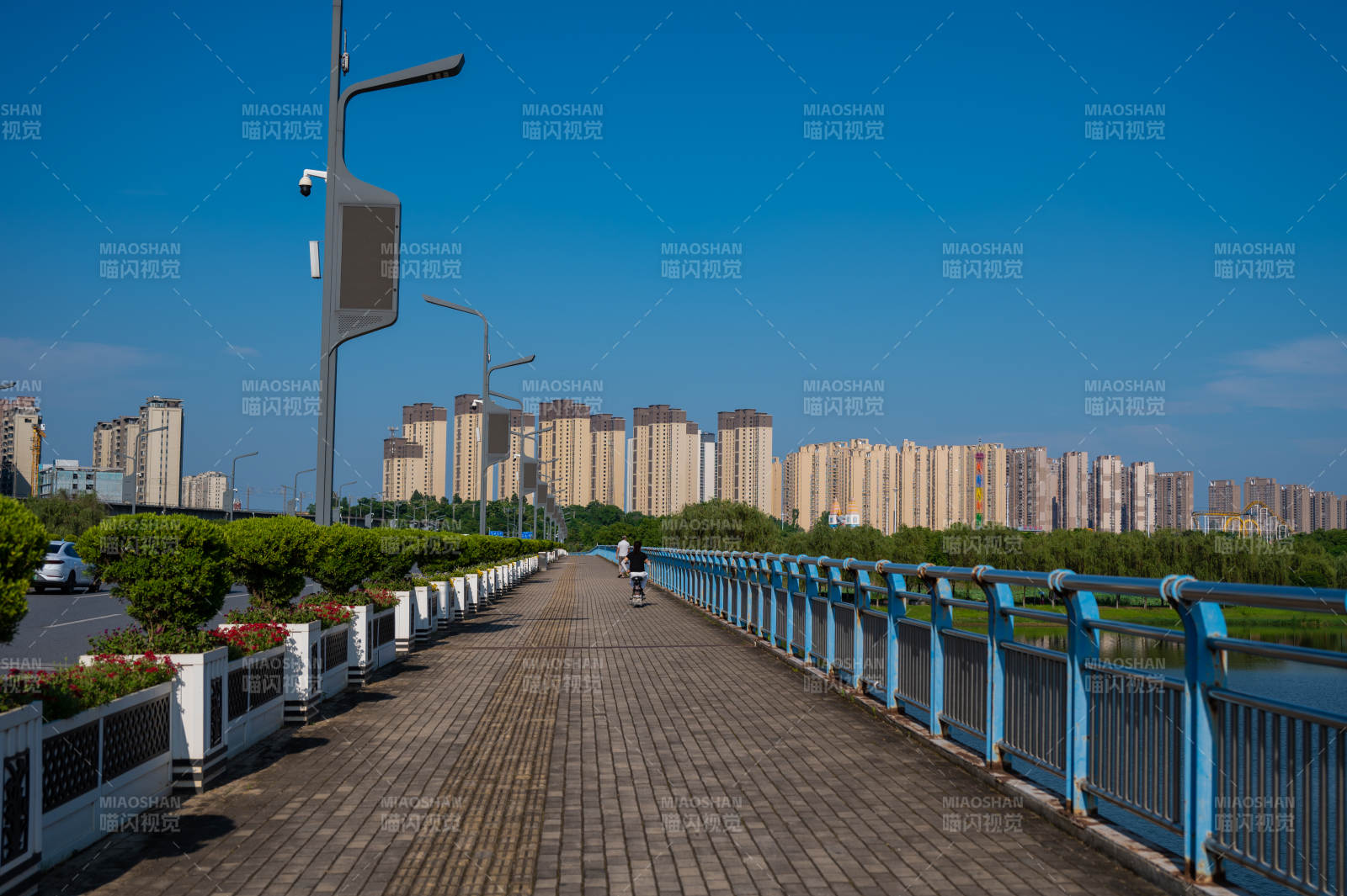 蓝天下的城市步道桥-大冶市图片
