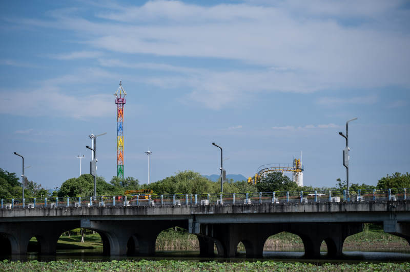 桥畔彩塔映蓝天—大冶市图片