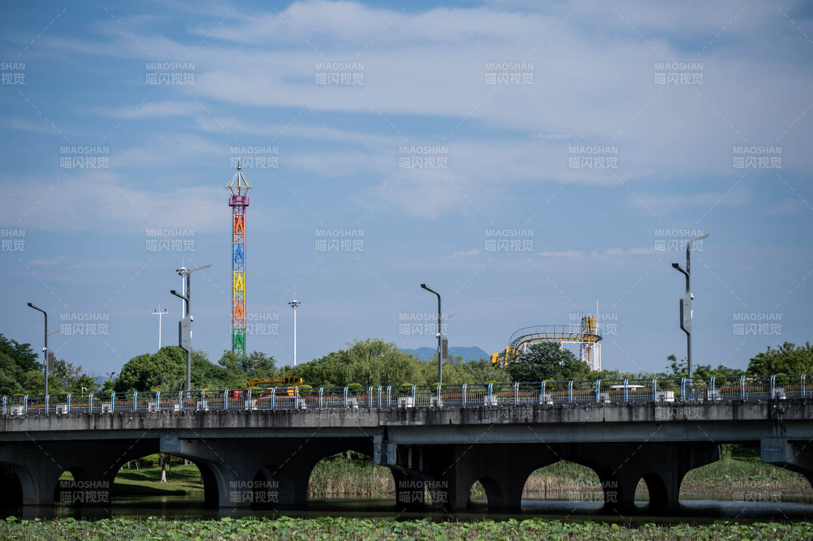 桥畔彩塔映蓝天—大冶市图片