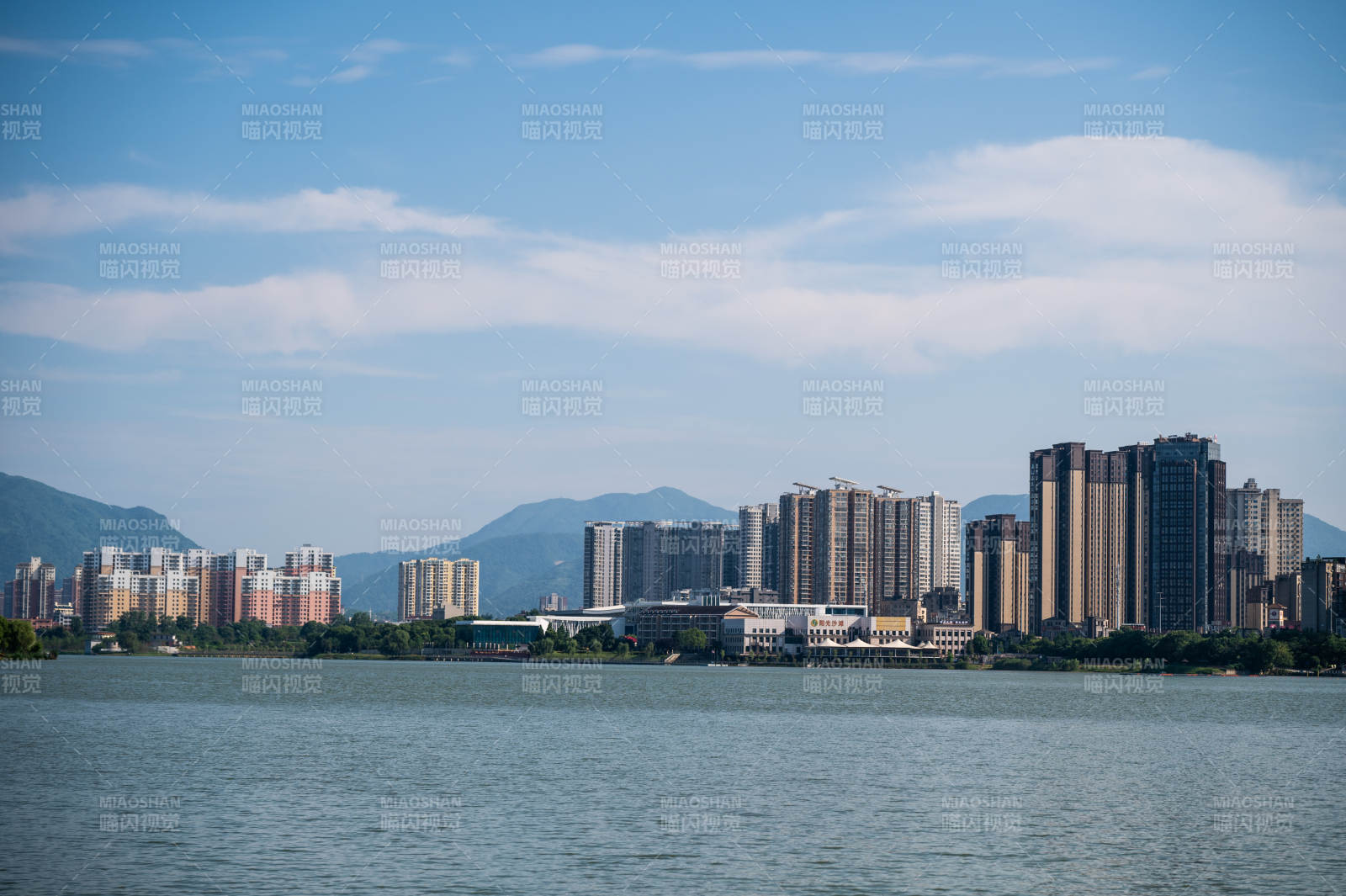 湖光山色映城楼-大冶市图片