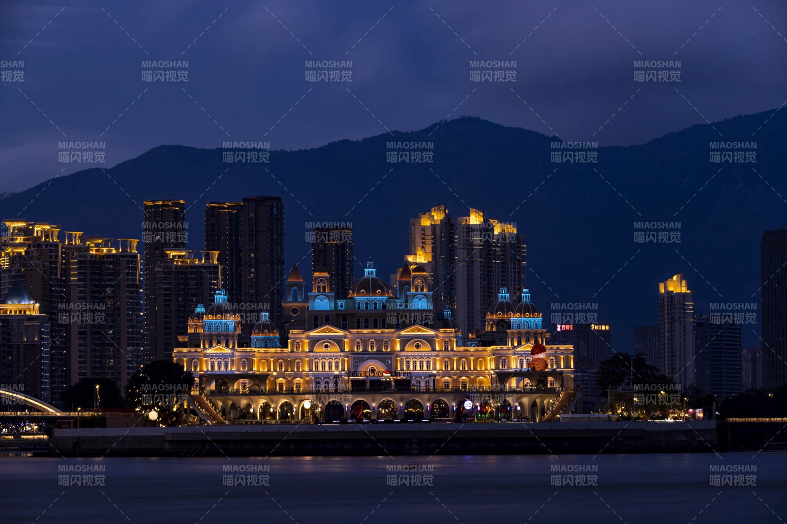 夜幕下的城市灯火辉煌图片