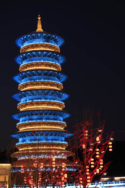 夜灯璀璨古塔辉图片