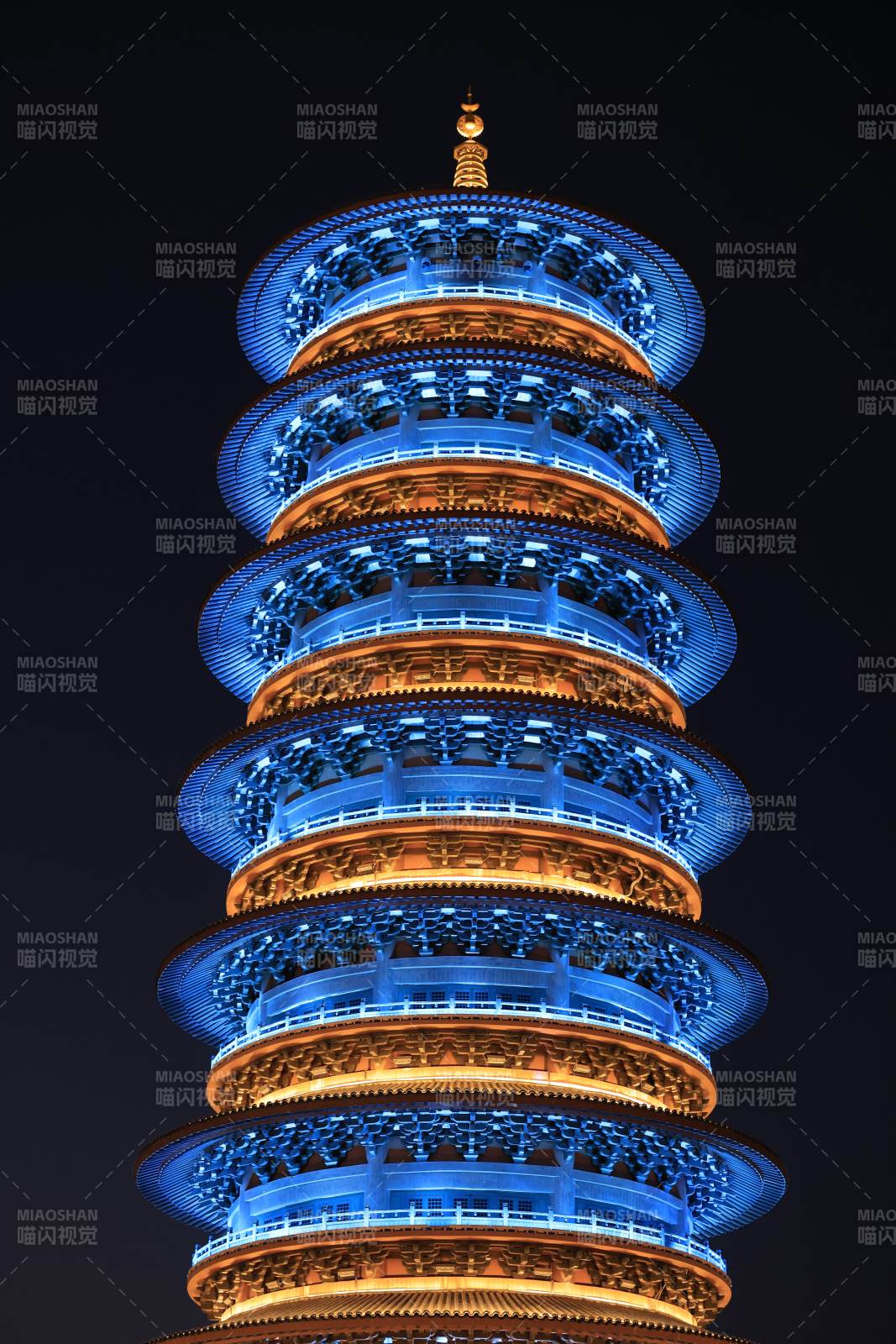 夜光宝塔 蓝金辉映图片