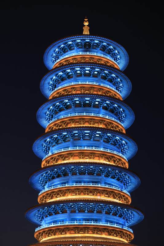 夜光宝塔 蓝金辉映图片
