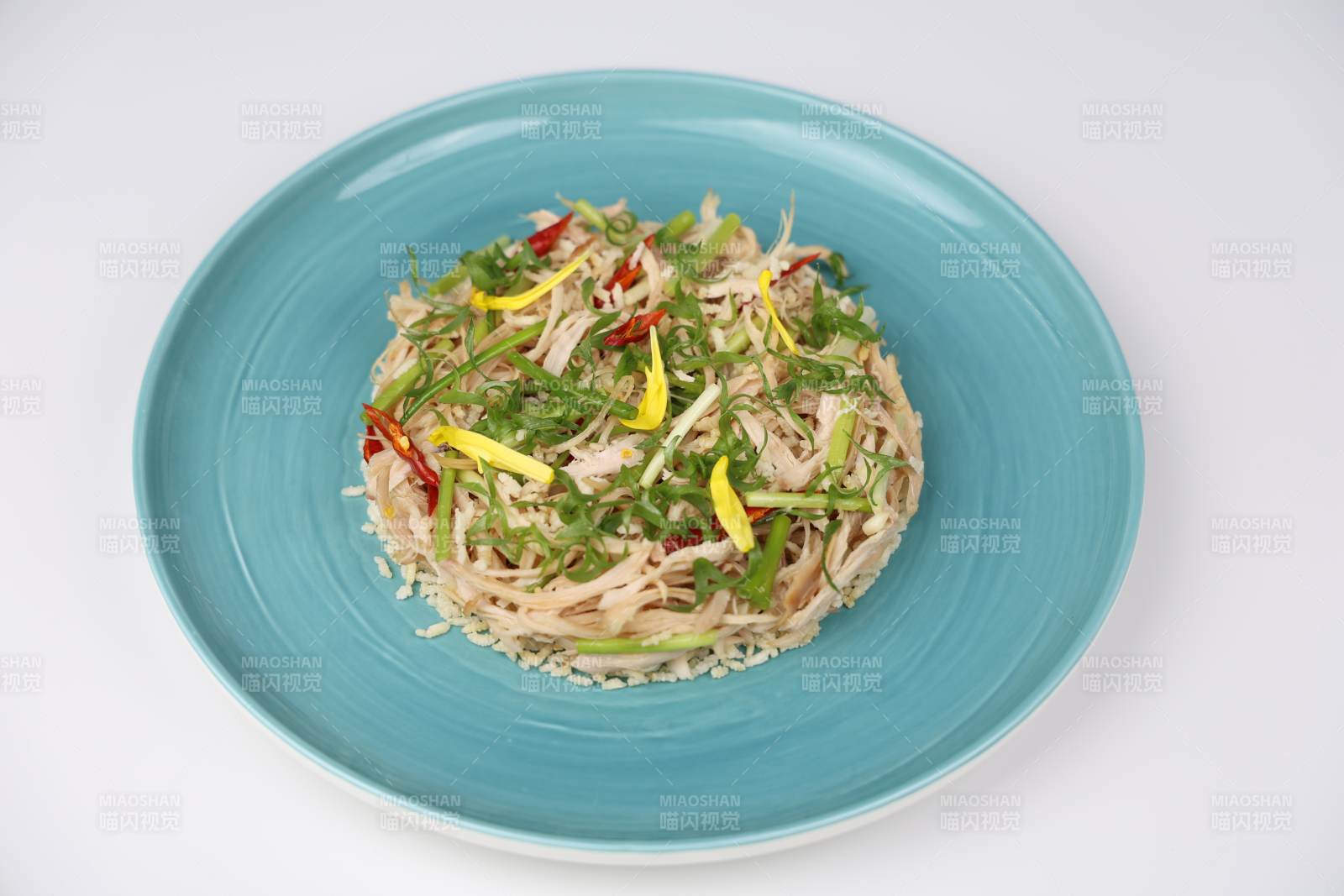 青盘凉拌鸡丝配彩椒香菜图片