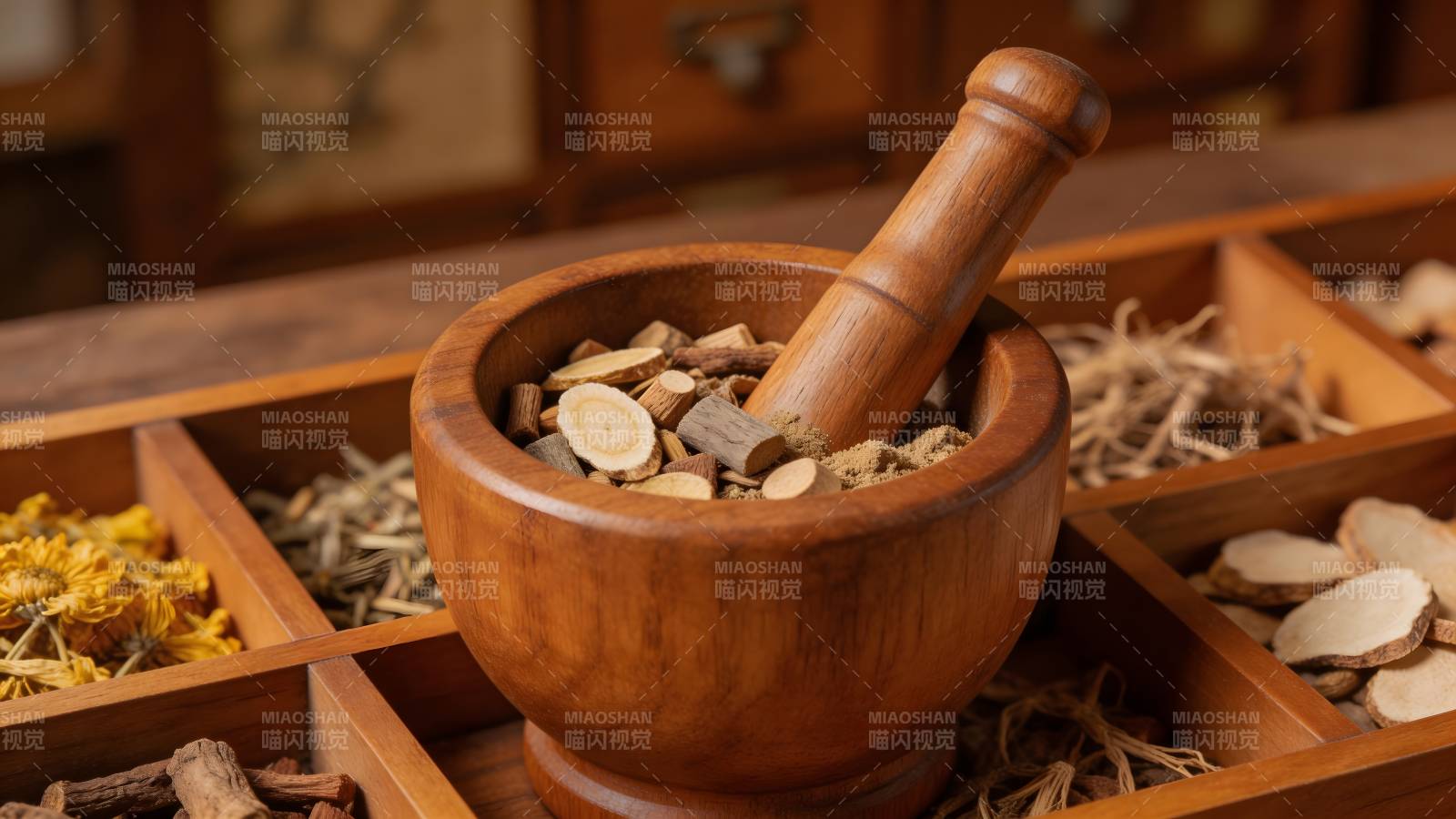 中药研磨 木臼与药材特写图片