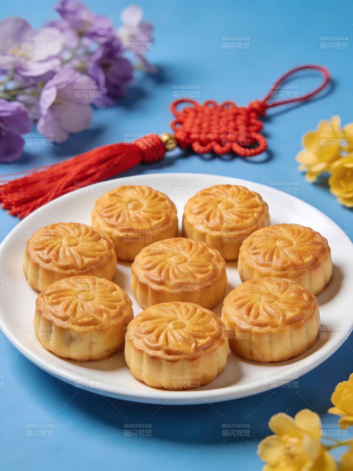 中秋月饼配中国结花饰图片