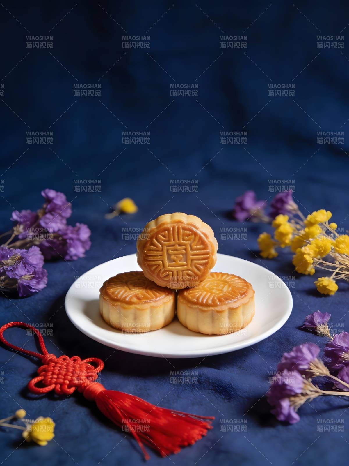 中秋月饼配中国结花饰图片