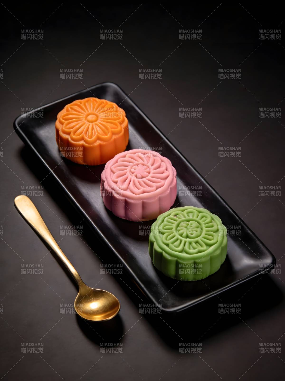 三色月饼配金勺 雅致中秋味图片
