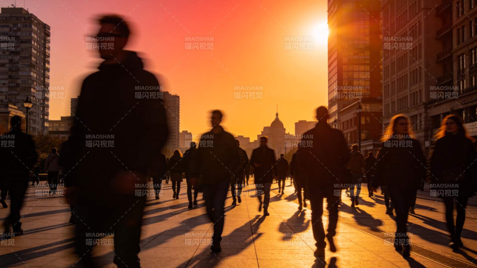 夕阳下的人流剪影图片