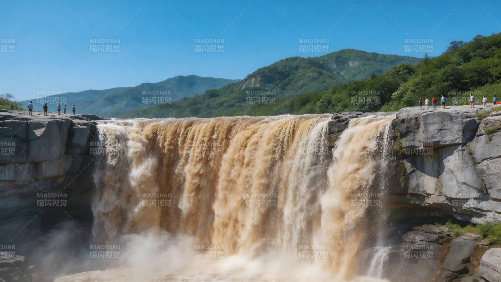 瀑布飞泻 山青水浊壮景图片