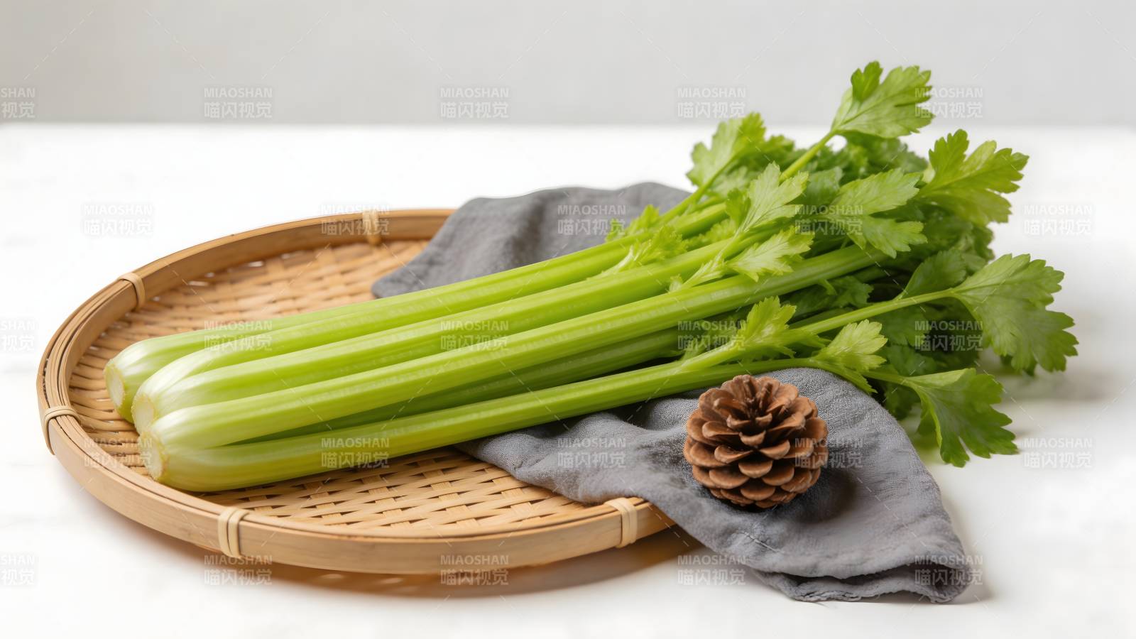鲜芹伴松果 竹盘雅韵生图片