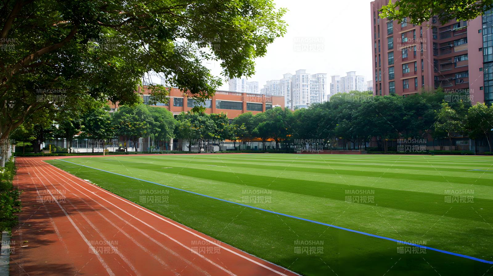 绿茵场旁红跑道 校园静谧好风光图片